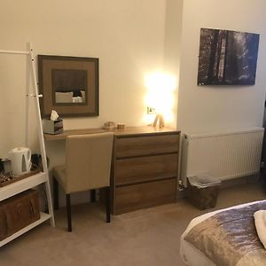 Zimmer mit Kingsize-Bett